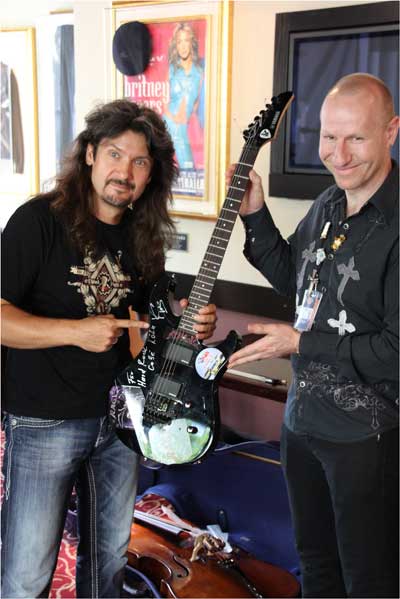 Гитара белоруса Виктора Смольского проедет по Hard Rock Café всего мира